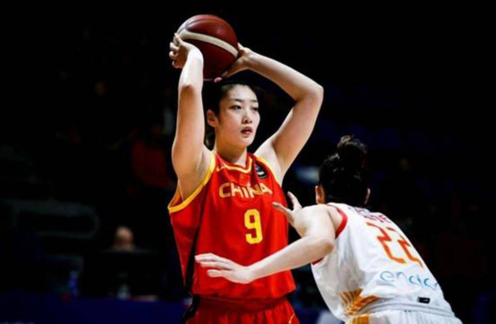 阿森纳1-1埃因霍温【比赛焦点瞬间】第6分钟，巴卡约科横传中路，佩皮跟进推射被拉姆斯代尔挡出，范安霍尔特跟进补射被萨利巴封堵出底线！